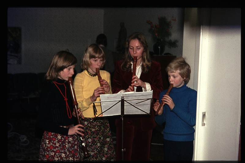 29.Regensburg dec 1974 Petra,Brigitte,Marion,Peter.JPG